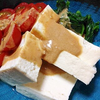 夏にぴったり！豆腐のゴマだれサラダ